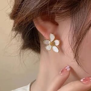 Camellia New in Package Irregular Shaped Stud Earrings in Gold and White Shimmer